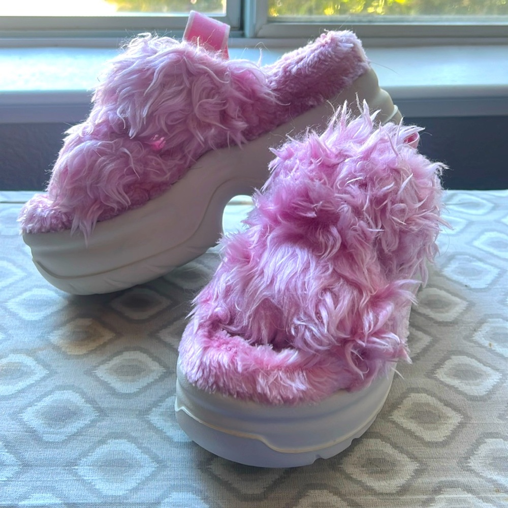 Light pink fuzzy platform uggs